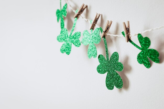 Zdjęcie szczęśliwy st patricks day tło z zielonym brokatem shamrocks garland.