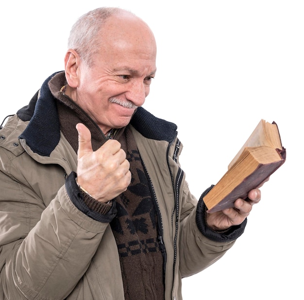 Szczęśliwy starszy mężczyzna czyta książkę na białym tle