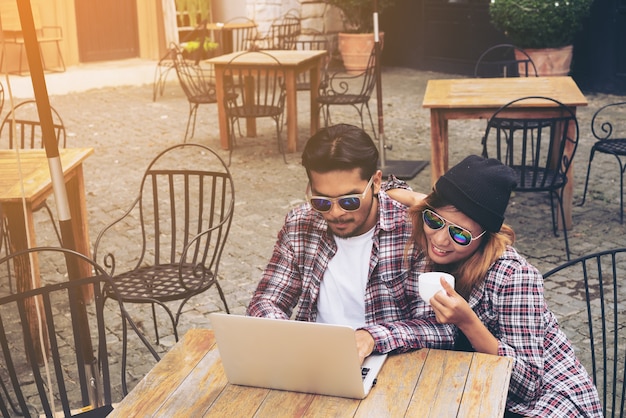 Szczęśliwy studencki przyjaciół melina w cukiernianej restauraci.