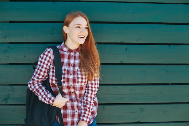 Szczęśliwy student, nastolatek, hipster.