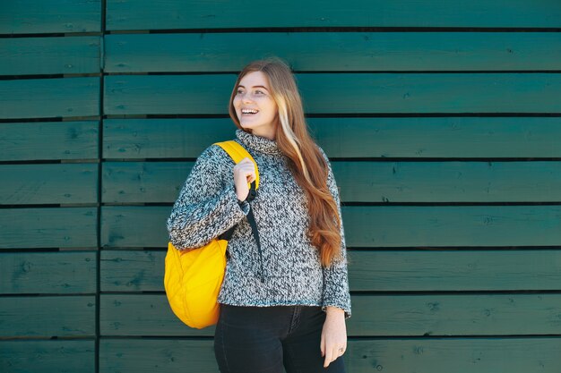 Szczęśliwy student, nastolatek, hipster.