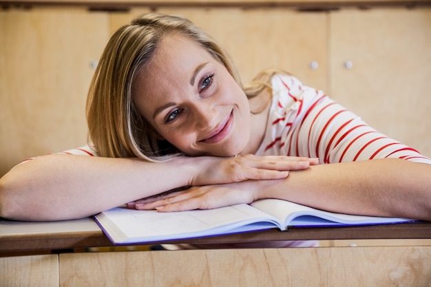 Zdjęcie szczęśliwy studentka marzeń na uniwersytecie