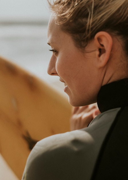 Szczęśliwy Surfer Na Plaży?