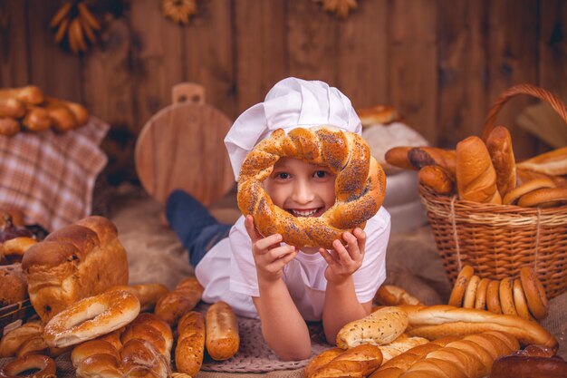 Szczęśliwy szef kuchni to piekarz ubrany w wiele bułek