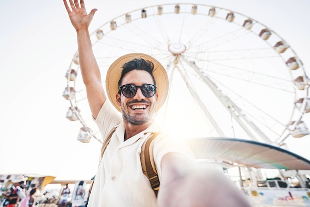 Szczęśliwy turysta biorący selfie za pomocą smartfona na letnie wakacje