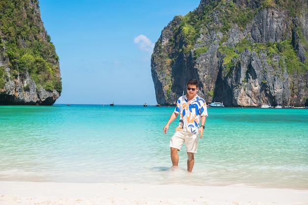 Szczęśliwy Turysta Człowiek Na Plaży Maya Bay Na Wyspie Phi Phi Krabi Tajlandia Punkt Orientacyjny Azja Południowo-wschodnia Podróże Wakacje I Wakacje Koncepcja