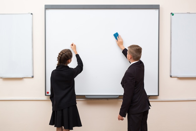 Szczęśliwy Ucznia Writing Na Blackboard