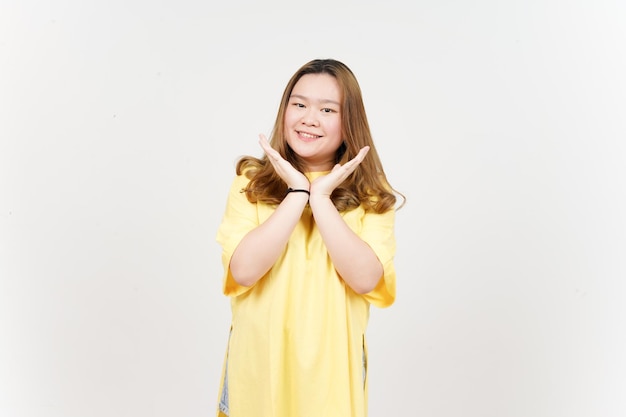 Szczęśliwy uśmiech i patrzenie w kamerę pięknej azjatyckiej kobiety ubranej w żółtą koszulkę