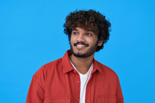 Szczęśliwy Uśmiechnięty Młody Indyjski Mężczyzna Patrząc Marzy Na Niebieskim Tle