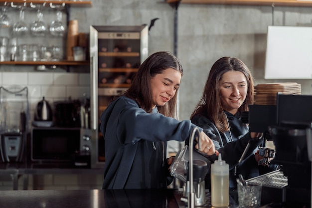 Szczęśliwy Uśmiechnięty Profesjonalny Barista W Kawiarni