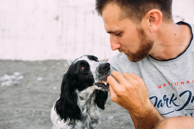 Szczęśliwy właściciel psa rasy cocker spaniel rosyjski odpowiedzialność za opiekę nad zwierzakiem