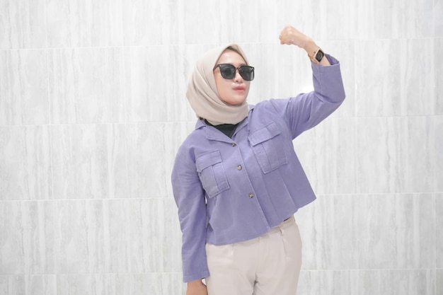 Szczęśliwy wyraz twarzy indonezyjskiej Azjatki w hidżabie w niebieskich ubraniach