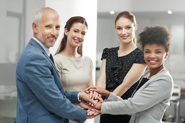 Zdjęcie szczęśliwy zespół ludzi biznesu i portret z rękami razem w porozumieniu lub zaufaniu w biurze grupa układająca dłoń w celu motywacji do pracy zespołowej lub wsparcia w solidarności dla celów firmy w miejscu pracy