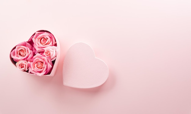 Szczęśliwych walentynek i miłości koncepcja tła dekoracji wykonana z serc i róży na pastelowym różowym tle