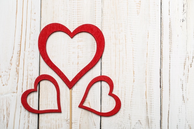Zdjęcie szczęśliwych walentynek serca na drewnianym stole. karta walentynkowa