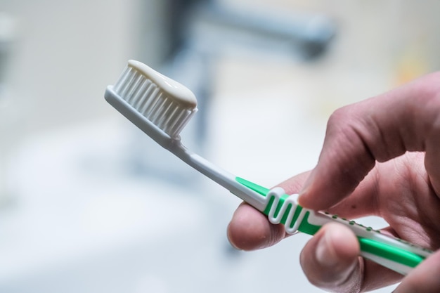 Szczotkowanie zębów Szczoteczka do zębów w łazience