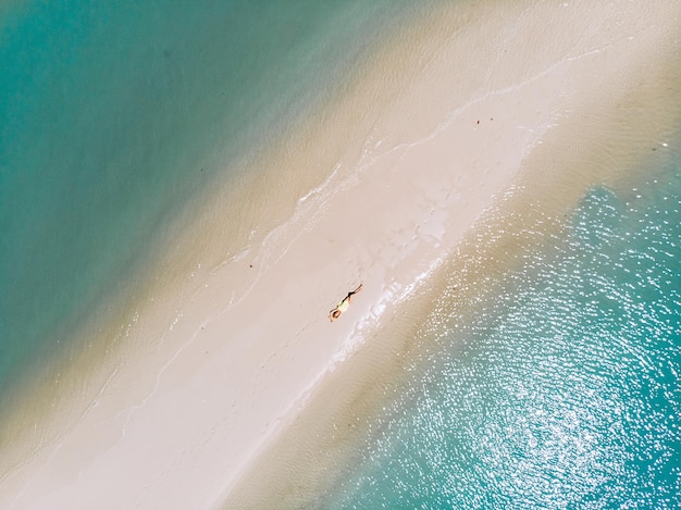 Szczupła Dziewczyna W żółtym Seksownym Ciasnym Bikini Opala Się Na Piaszczystej Plaży Na Wyspie Phuket W Tajlandii. Zdjęcie Lotnicze Z Widokiem Z Góry