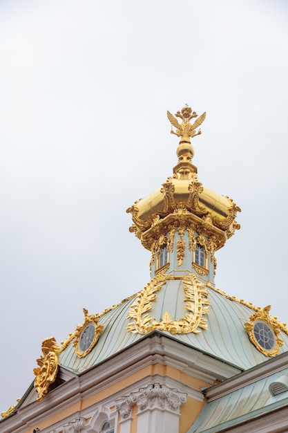 Zdjęcie szczyt budynku ze złotym posągiem na szczycie.
