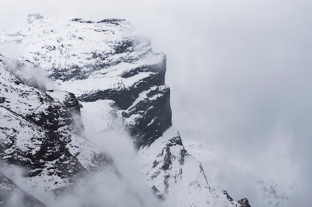 Szczyt górski w Nepalu. Rockowa góra z śniegiem w mgle