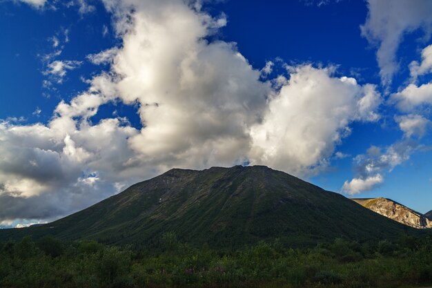 Szczyt góry Chibiny w postaci powierzchni pochmurnego nieba