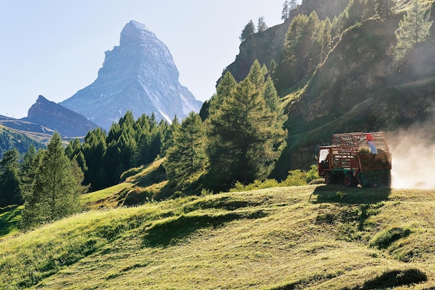 Szczyt góry Matterhorn i prace rolnicze w Zermatt w Szwajcarii latem.