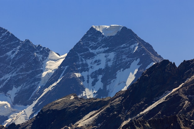 Szczyt góry Nakra Tau ze śniegiem i lodowcami na Północnym Kaukazie.