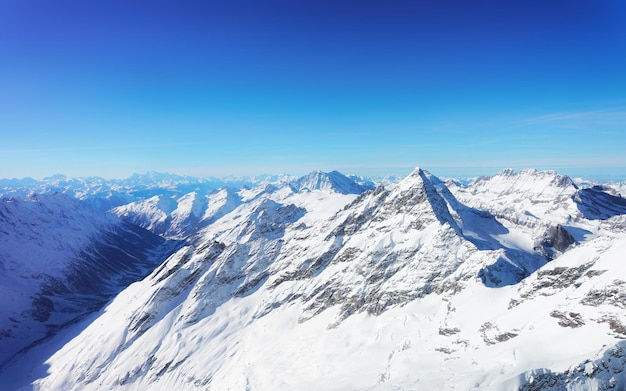 Szczyt Jungfrau w zimowych Alpach Szwajcarskich, widok z helikoptera