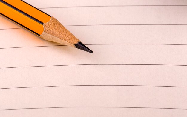 Zdjęcie szczyt ołówka na białym papierze