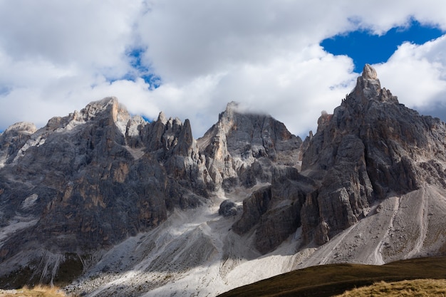 Szczyt włoskich dolomitów. Krajobraz górski z „San Martino di Castrozza”. Formacje geologiczne