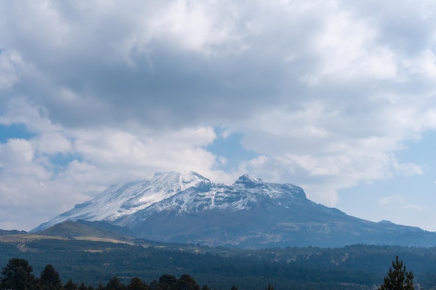 Szczyt wulkanu Iztaccihuatl pokryty śniegiem