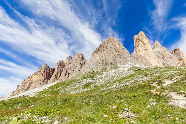 Szczyty Dolomitów na tle pięknego błękitnego nieba. Południowy Tyrol, Włochy