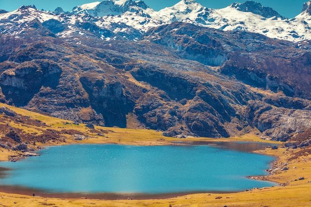 Szczyty Europy Park Narodowy Picos de Europa Jezioro polodowcowe Ercina Asturia Hiszpania Europa