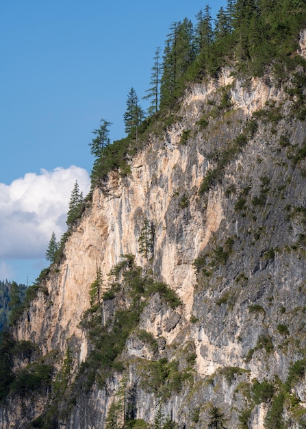 Szczyty górskie Skały Dzika przyroda Włochy Dolomity Alpy Błękitne niebo Błękitne jezioro w górach Pragser wildsee Logo Jezioro Braies