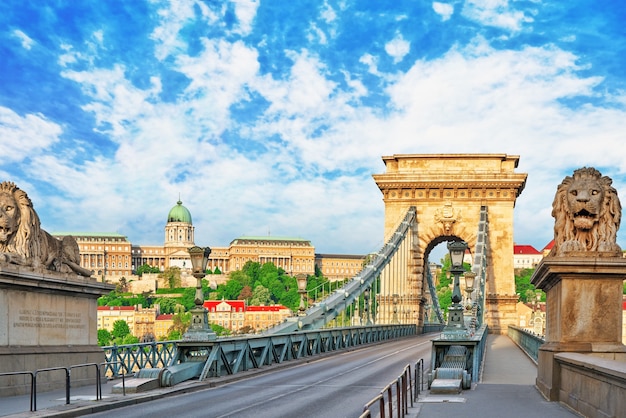 Szechenyi Chain Bridge-jeden z najpiękniejszych mostów Budapesztu na Węgrzech.