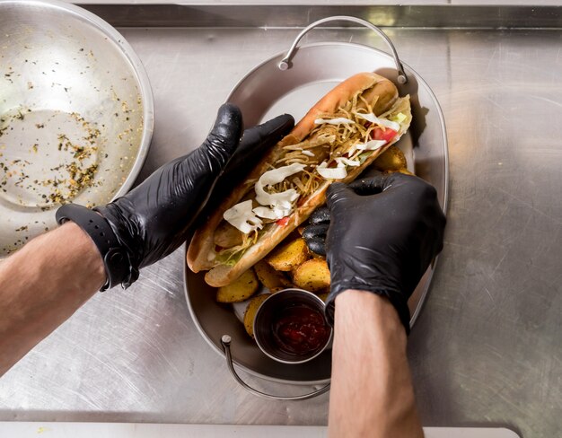 Szef Kuchni Gotuje Hot Dog Na Grillu. Restauracja.