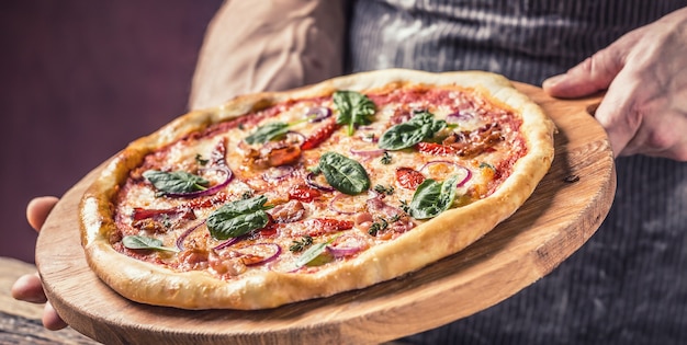 Szef kuchni i pizza. Szef kuchni oferujący pizzę w hotelu lub restauracji.