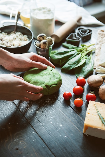 Szef kuchni krok po kroku robi zielone ravioli w kształcie serca na świąteczny obiad