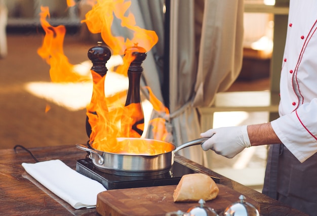 Szef Kuchni Przygotowuje Foie Gras Przed Gośćmi.