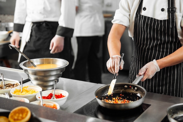 Szef Kuchni Restauracji Gotuje Włoską Mirepoix Smaży Na Patelni W Kuchni