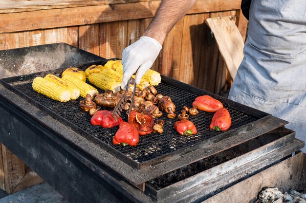 Szef kuchni robi grillowanym warzywom plenerowy