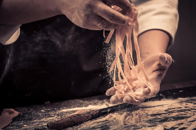 Szef kuchni robi świeże spaghetti od podstaw