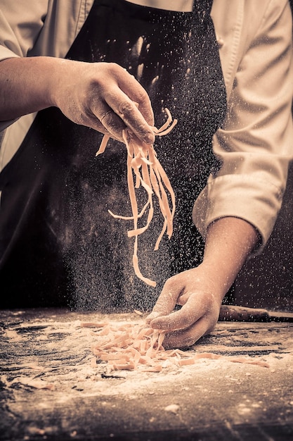 Szef kuchni robi świeże spaghetti od podstaw