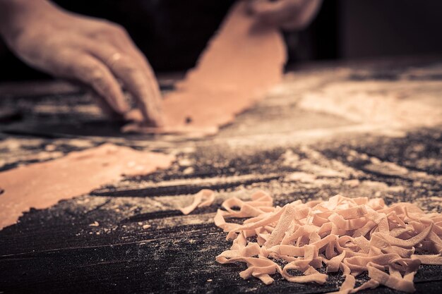 Szef kuchni robi świeże spaghetti od podstaw