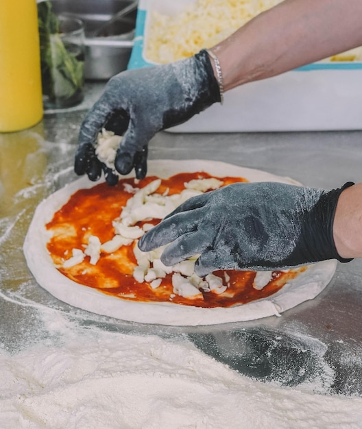 Szef kuchni specjalizujący się w pizzach neapolitańskich przygotowujący ciasto