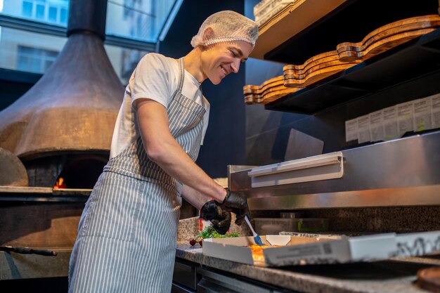 Szef Kuchni W Fartuchu I Czepku Przygotowujący Pizzę