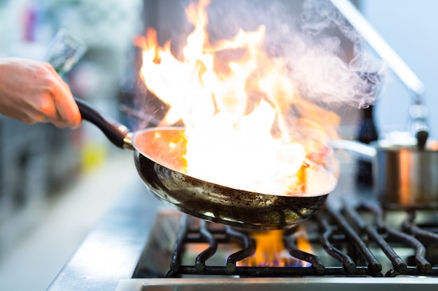 Szef Kuchni W Kuchni Restauracji Przy Kuchence Z Patelni