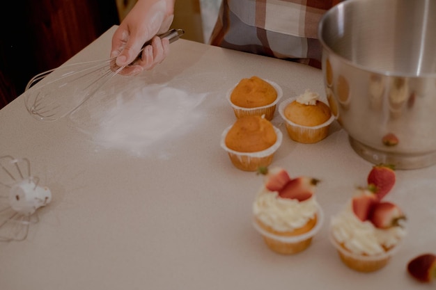Szefowa cukierni przygotowuje ciasto posypując mąką pokazując domowe pieczenie