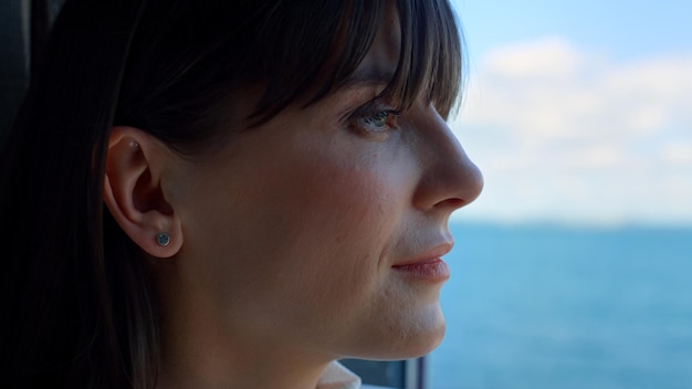 Szefowa kobieta marzy o oceanie z widokiem na okno zbliżenie Podróż służbowa wakacje koncepcja
