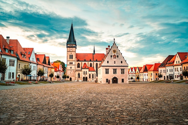 Szereg domów na placu ratuszowym w Bardejov Słowacja Stare miasto UNESCO Starożytny średniowieczny plac historyczny Bardejov