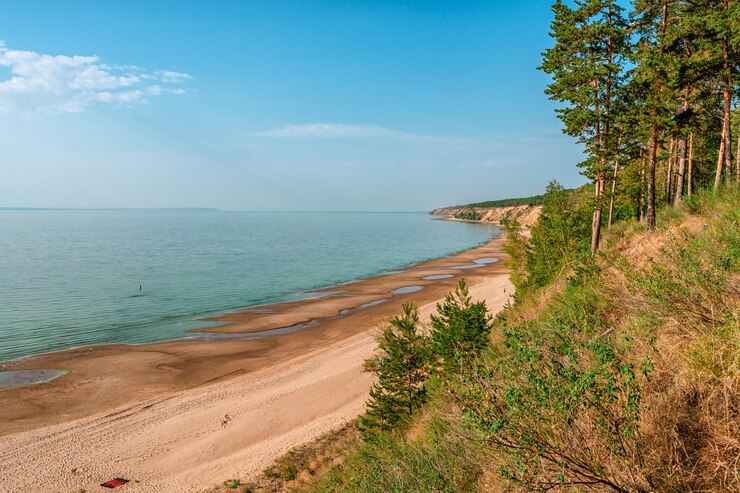 Zdjęcie szeroka plaża z piaskiem nad wołgą piękny letni krajobraz rosja